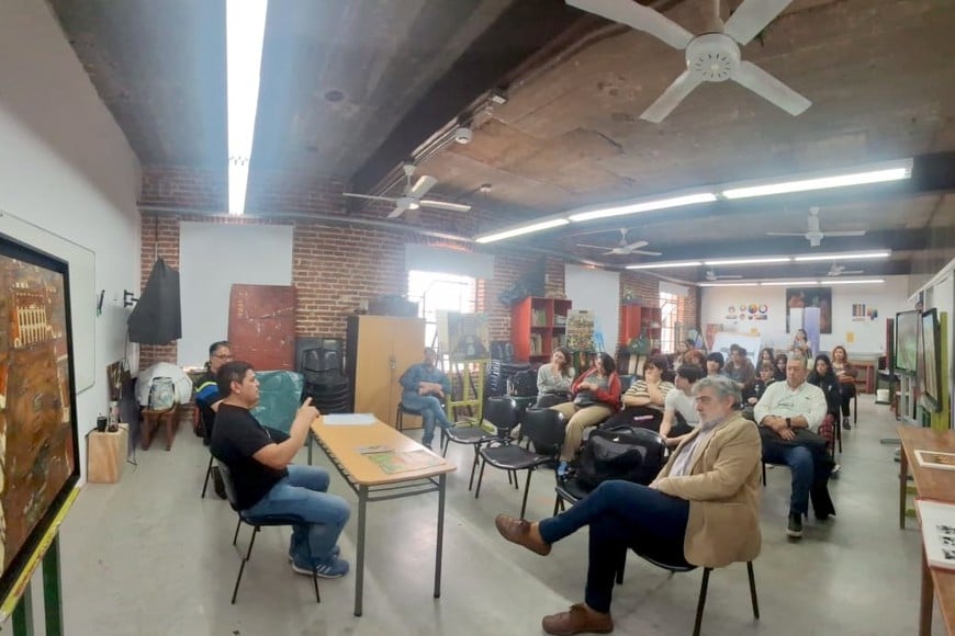 Marcelo Alarcón y su muestra, en diálogo con estudiantes y docentes de la EDAV.