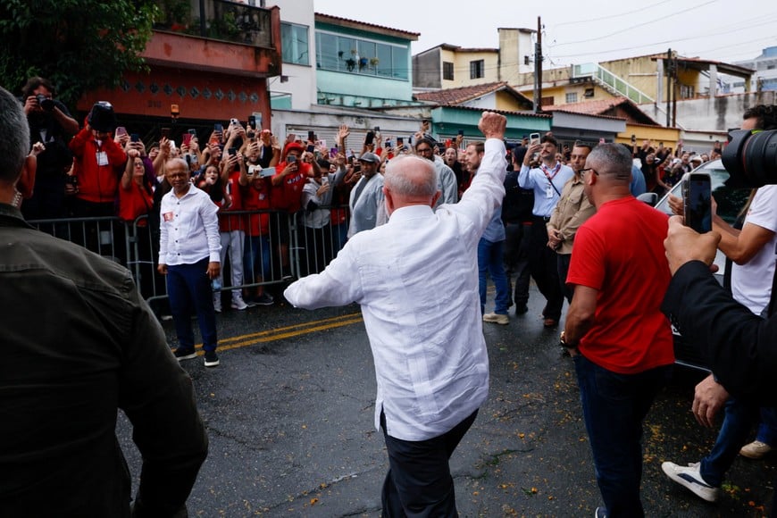 Brazil's President Luiz Inacio Lula da Silva, the Workers' Party (PT) candidate for re-election, raises his fist as he greets supporters outside a polling station after voting during the presidential runoff election, in Sao Bernardo do Campo, Brazil, October 25, 2026. REUTERS/Brian Snyder