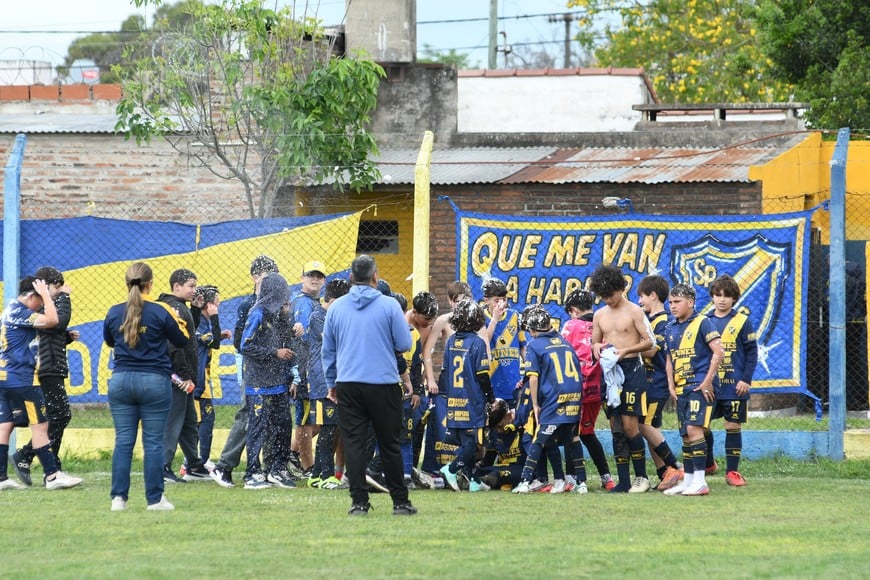 Goles y festejos. Foto: Flavio Raina