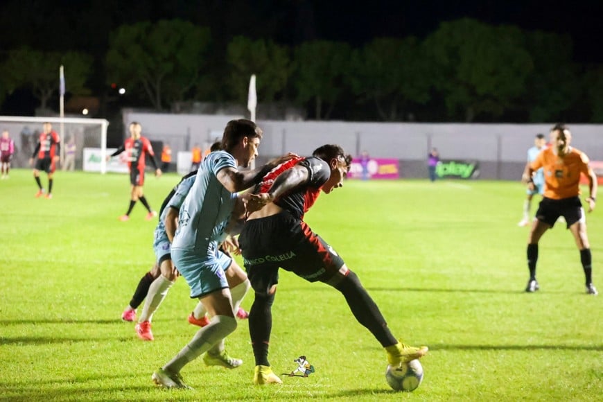 Bonansea protege la pelota ante la marca del rival.