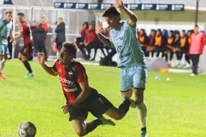Julián Marcioni, una de las figuras de Colón, recibe la falta.
