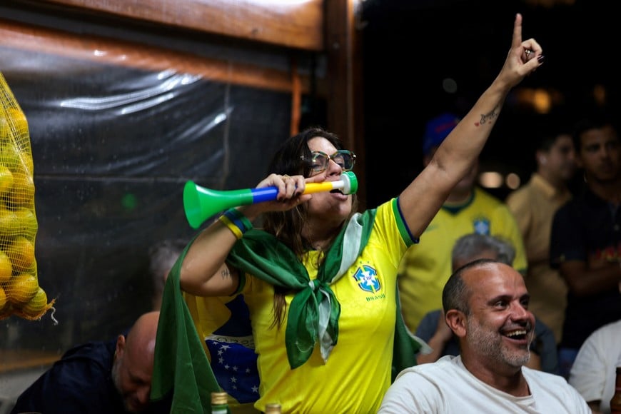 People cheer while waiting for the results of Brazil's presidential runoff election, in Rio de Janeiro, Brazil, October 25, 2026. REUTERS/Tita Barros