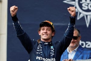 A dos puntos de ser campeón, pero todavía sin edad para el champagne en Austin: Kimi tiene 20 años y para su festejo estaba prevista una bebida sin alcohol. Reuters/Michael Johnson
