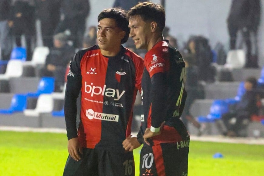 Lago y Sarmiento deciden quien patea el tiro libre.