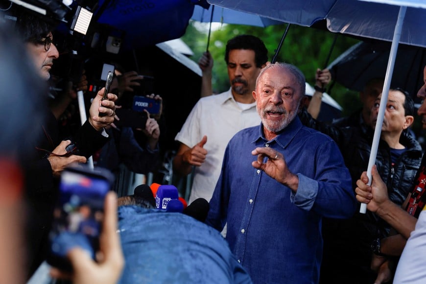 Brazilian President Luiz Inacio Lula da Silva speaks to reporters outside his residence in Sao Paulo, Brazil, October 25, 2026, denouncing reductions in public transportation services in Sao Paulo, Salvador and other Brazilian cities that he says are hindering access to polling stations during Brazil's presidential runoff election, and saying he will request an extension of voting hours to allow voters to cast their ballots. REUTERS/Tuane Fernandes