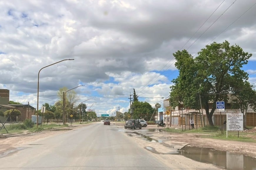 Los vehículos deben sortear, entre otros elementos, los pozos llenos de agua.
