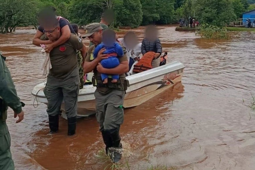 Las consecuencias de las lluvias intensas y las crecidas mantienen en alerta a distintas regiones de la Argentina.