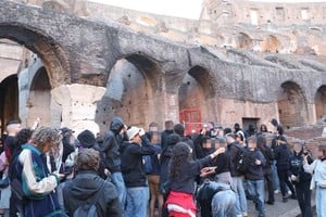 Manifestantes ingresaron al Coliseo de Roma durante una jornada de protestas en Italia. Créditos: Italia24HLive