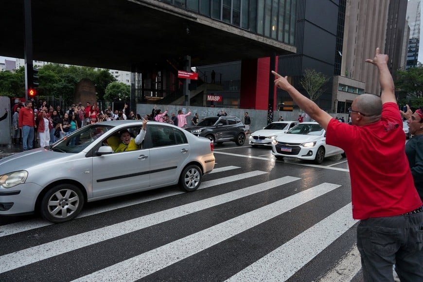 SENSITIVE MATERIAL. THIS IMAGE MAY OFFEND OR DISTURB Supporters of Brazilian President Luiz Inacio Lula da Silva, the Workers' Party (PT) candidate for re-election, and Liberal Party (PL) presidential candidate Flavio Bolsonaro shout to each other in a street on the day of the presidential runoff election, in Sao Paulo, Brazil, October 25, 2026. REUTERS/Alexandre Meneghini