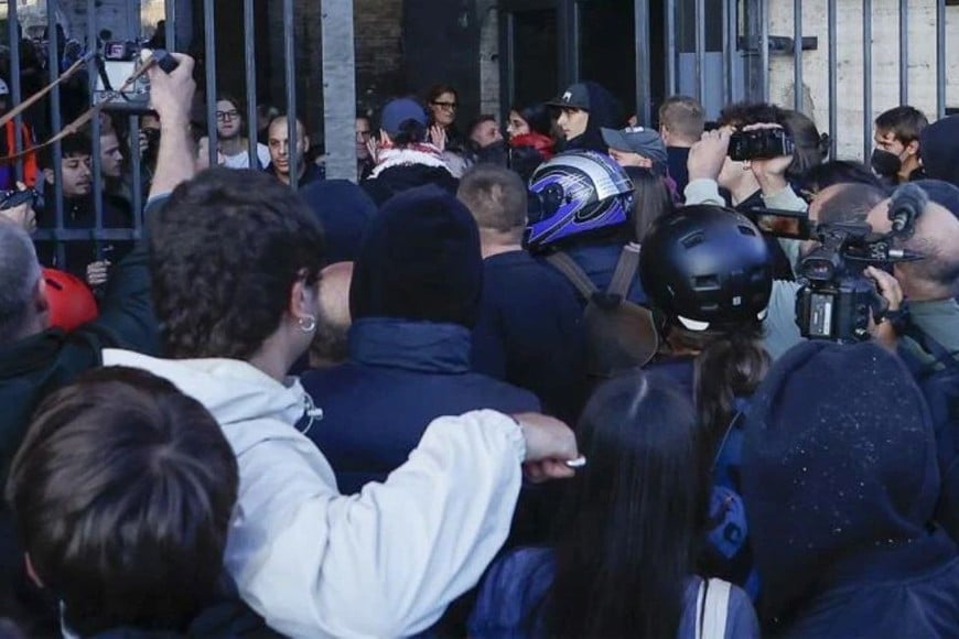 La Policía intervino para recuperar el control del Coliseo, donde había turistas.