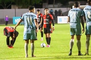 Lago, figura de Colón, frente a la pelota para ejecutar un tiro libre.