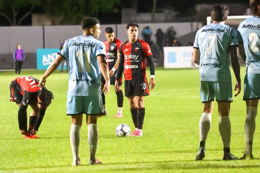 Lago, figura de Colón, frente a la pelota para ejecutar un tiro libre.