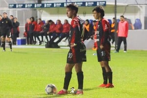 Ignacio Lago y Agustín Toledo, los goleadores de Colón ante Bolivar.