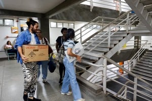 Trabajadores electorales transportan urnas este domingo en Salvador, Brasil. Reuters