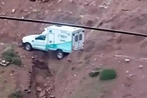 La ambulancia quedó al borde de un precipicio tras ceder el camino rural.