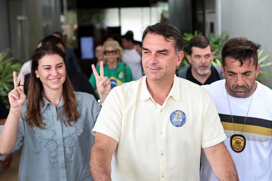 Brazil's presidential candidate Flavio Bolsonaro of the Liberal Party (PL) and his wife Fernanda Bolsonaro arrive in Brasilia during the presidential runoff election, Brazil October 25, 2026. REUTERS/Mateus Bonomi