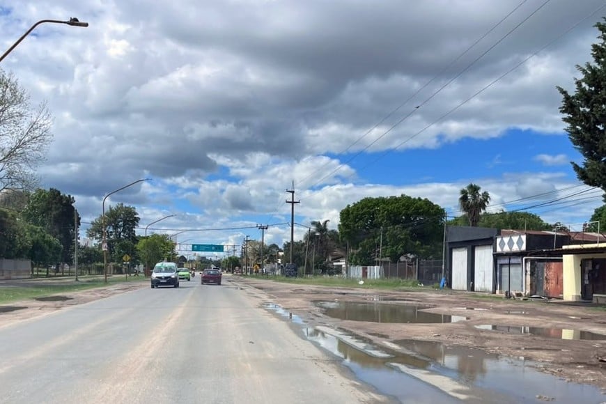 Barro y agua a la vera de la Ruta 11.
