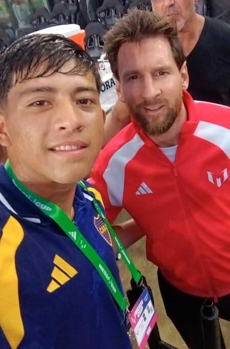 Junto a uno de los jugadores de la delegación de Boca.