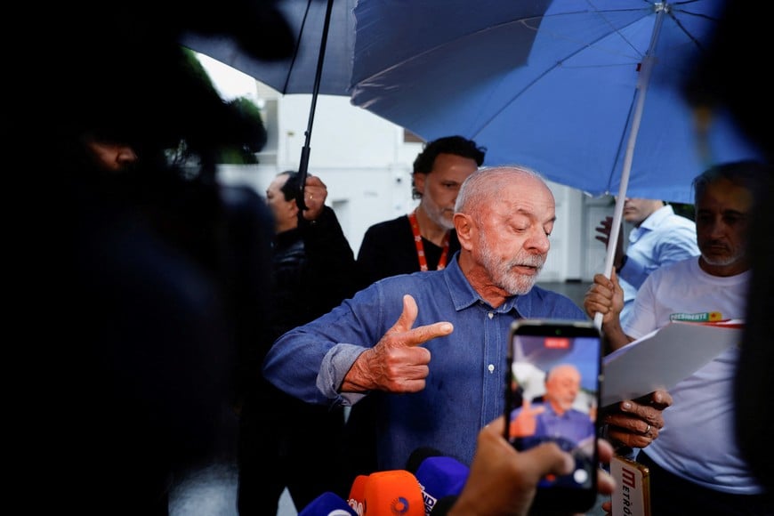 Brazilian President Luiz Inacio Lula da Silva speaks to reporters outside his residence in Sao Paulo, Brazil, October 25, 2026, denouncing reductions in public transportation services in Sao Paulo, Salvador and other Brazilian cities that he says are hindering access to polling stations during Brazil's presidential runoff election, and saying he will request an extension of voting hours to allow voters to cast their ballots. REUTERS/Tuane Fernandes