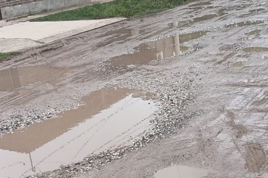 Los vecinos de barrio Transporte consideran que el asfalto sería una solución duradera frente al desgaste del estabilizado pétreo.