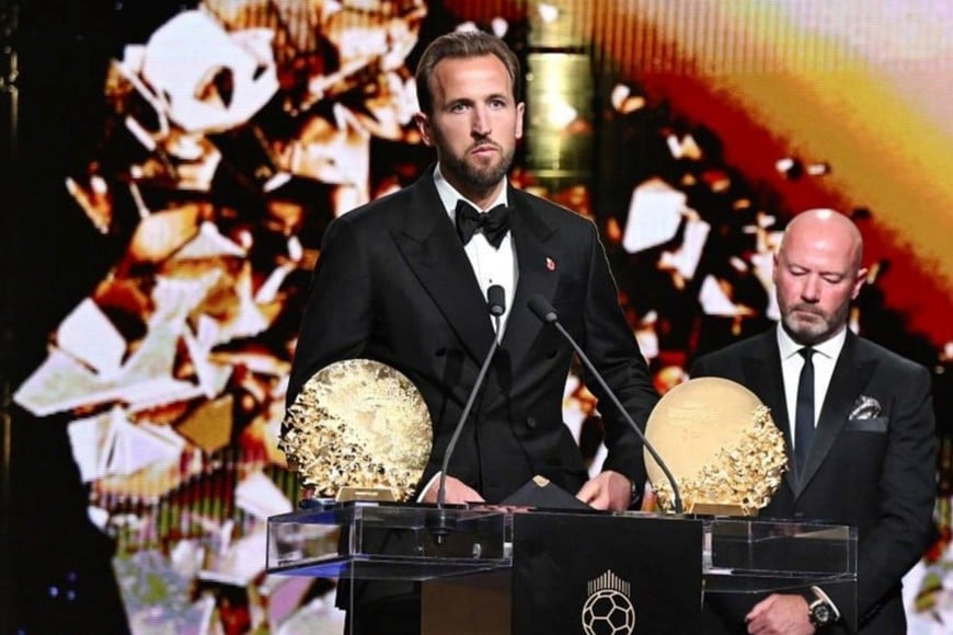 Noche dorada para Harry Kane: el goleador inglés conquista el primer Balón de Oro de su carrera profesional.