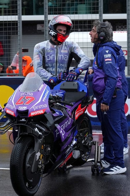 MotoGP - Australian Grand Prix - Phillip Island Grand Prix Circuit, Phillip Island, Australia - October 25, 2026
Prima Pramac Yamaha MotoGP's Toprak Razgatlioglu after the parade lap as the race gets cancelled due to bad weather REUTERS/Asanka Brendon Ratnayake