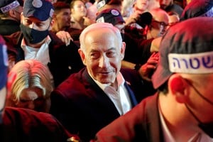 El primer ministro israelí, Benjamin Netanyahu, líder del partido Likud, reacciona durante su visita al mercado Mahane Yehuda, antes de las elecciones nacionales de Israel, en Jerusalén, el 23 de octubre de 2026. REUTERS/Kevin Coombs