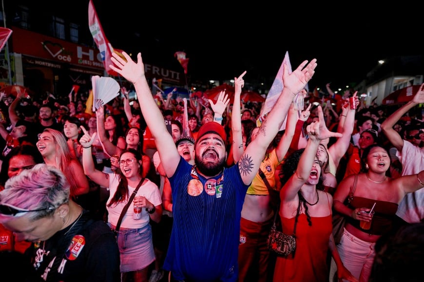 Supporters of Brazilian President Luiz Inacio Lula da Silva, the Workers' Party (PT) candidate for presidential re-election, gather to wait for the results of the presidential runoff election, on the outskirts of Brasilia, Brazil, October 25, 2026. REUTERS/Diego Herculano