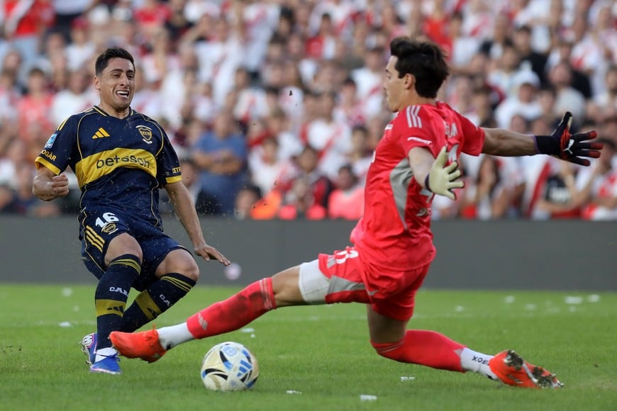 (260419) -- BUENOS AIRES, 19 abril, 2026 (Xinhua) -- El guardameta Santiago Beltrán (d), de River Plate, disputa el balón con Miguel Merentiel (d), de Boca Juniors, durante el partido por la fecha 15 del Torneo Apertura de la Liga Profesional, en el estadio Antonio Vespucio Liberti, en la ciudad de Buenos Aires, capital de Argentina, el 19 de abril de 2026. (Xinhua/Martín Zabala) (mz) (oa) (ah)