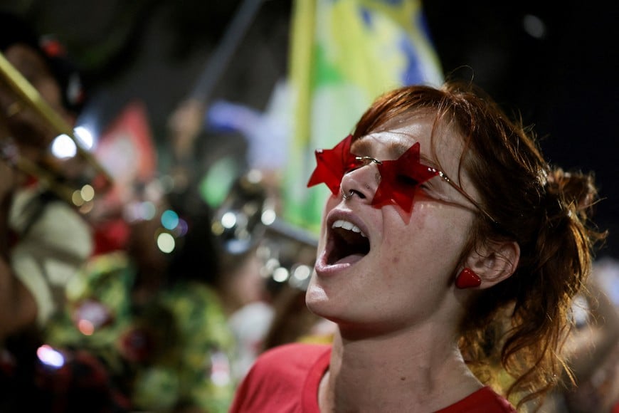 A supporter of Brazilian President Luiz Inacio Lula da Silva, the Workers' Party (PT) candidate for presidential re-election, celebrates after his victory in the presidential runoff election, in Rio De Janeiro, Brazil, October 25, 2026. REUTERS/Tita Barros REFILE - CORRECTING LOCATION FROM "BRASILIA" TO "RIO DE JANEIRO".