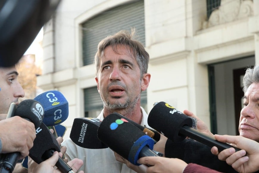 Víctor Hadad, del municipio, y Marcos Escajadillo, del Gobierno provincial, comunicaron el estado de la crecida del río y de las defensas antes de ingresar a la reunión de Comité de Riesgo. Foto: Manuel Fabatía