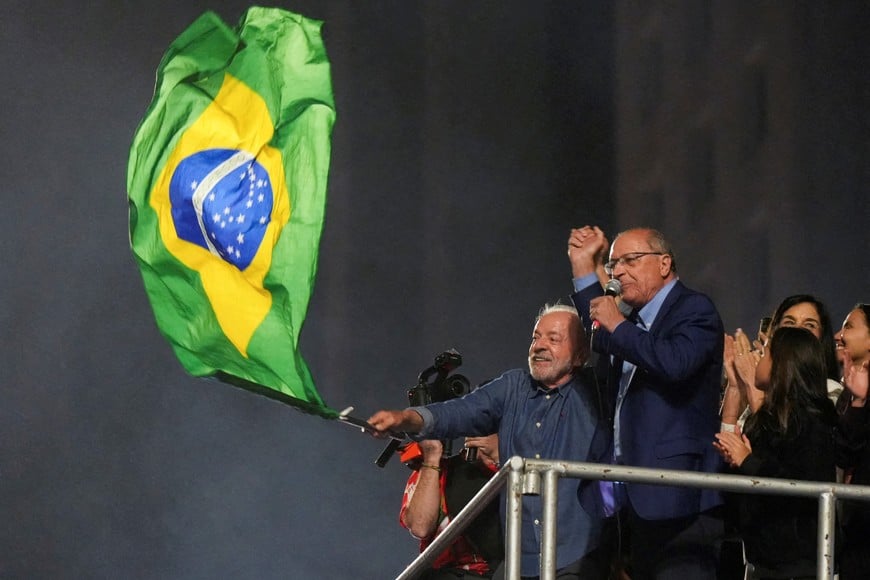Brazilian President Luiz Inacio Lula da Silva, the Workers' Party (PT) candidate for re-election, waves a Brazilian flag as Vice President Geraldo Alckmin addresses supporters after winning the presidential runoff election, in Sao Paulo, Brazil, October 26, 2026. REUTERS/Alexandre Meneghini TPX IMAGES OF THE DAY