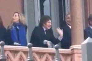 Javier Milei saludó a estudiantes desde el balcón de la Casa Rosada antes de la reunión de Gabinete.