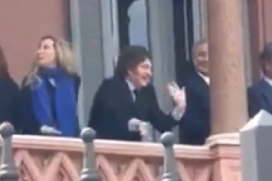 Javier Milei saludó a estudiantes desde el balcón de la Casa Rosada antes de la reunión de Gabinete.