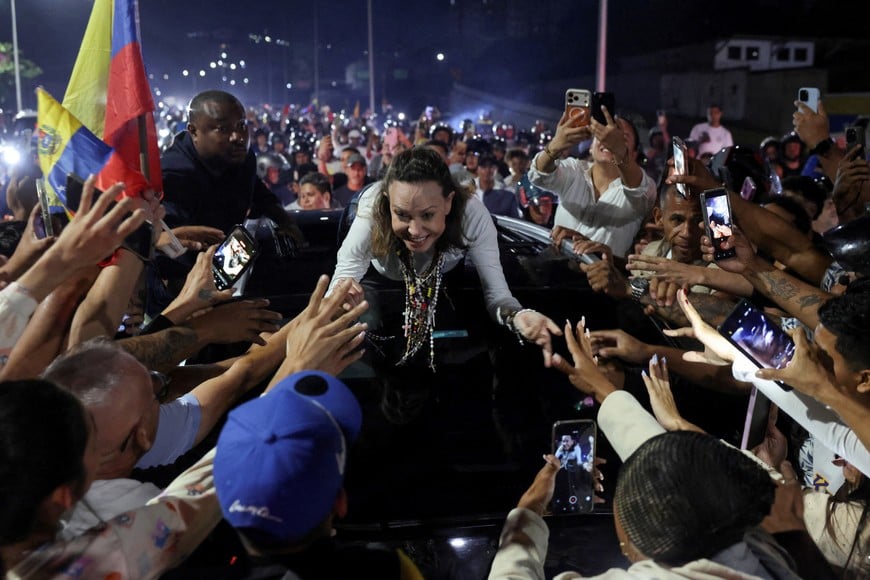 Venezuelan opposition leader Maria Corina Machado greets supporters as she arrives in Caracas after travelling by road from Barquisimeto, where she made her first public appearance following her return to the country after nearly a year abroad, in Caracas, Venezuela, October 25, 2026. REUTERS/Leonardo Fernandez Viloria TPX IMAGES OF THE DAY