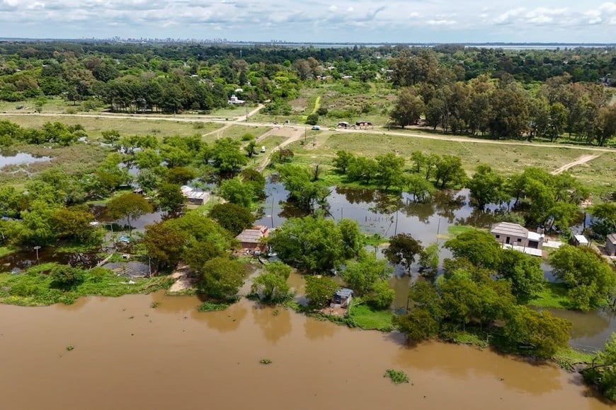 Avanza el río sobre el caserío en Colastiné Norte. Fernando Nicola.