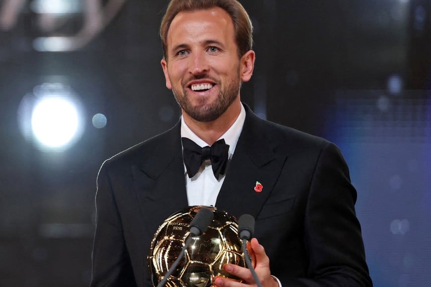 Harry Kane exhibe el Balón de Oro 2026 tras ser consagrado como el mejor futbolista del mundo en la gala de France Football.