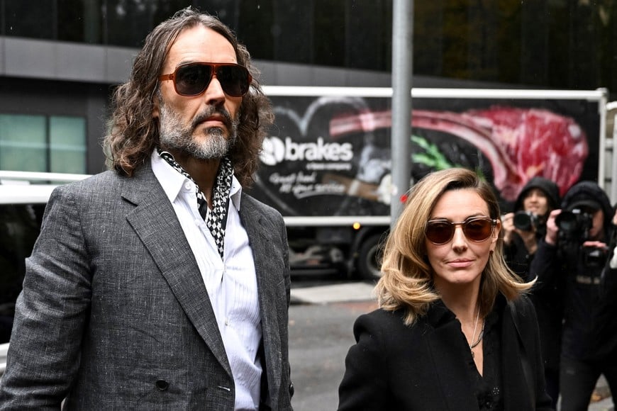 British actor and comedian Russell Brand arrives at Southwark Crown Court with his wife Laura Brand during the third week of his trial on charges of rape and sexual assault involving six women between 1999 and 2009, which he denies, in London, Britain, October 26, 2026. REUTERS/Chris J Ratcliffe