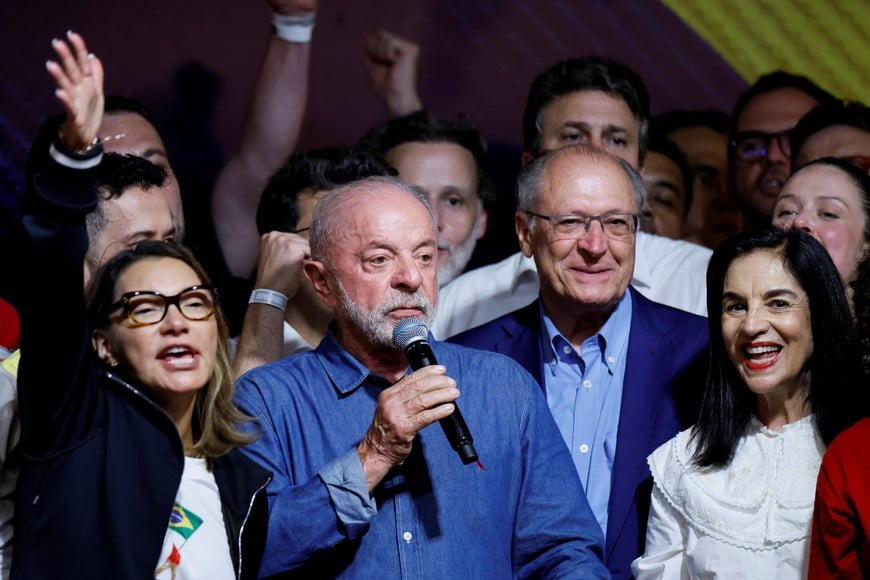 Brazilian President Luiz Inacio Lula da Silva, the Workers' Party (PT) candidate for presidential re-election, speaks alongside his wife, Rosangela "Janja" da Silva, and Vice President Geraldo Alckmin after winning the presidential runoff election, in Sao Paulo, Brazil, October 25, 2026. REUTERS/Brian Snyder