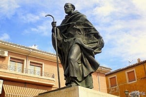Escultura de San Juan de la Cruz. Obra de Rafael Pí Belda situada en Caravaca, región de Murcia, España.