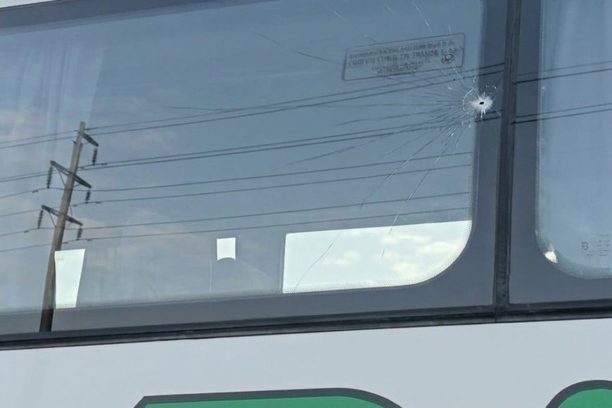 piedrazo contra colectivo que traslada policías