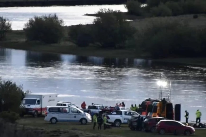 Buzos, bomberos y policías participan del operativo de rescate cerca de Río Gallegos.