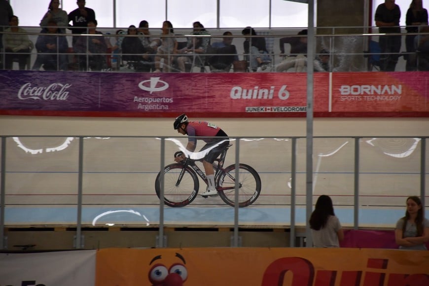 Ciclistas compiten en la última fecha de la Copa Santa Fe de Ciclismo de Pista 2026 en Rafaela. Crédito: Tomás Bertero.
