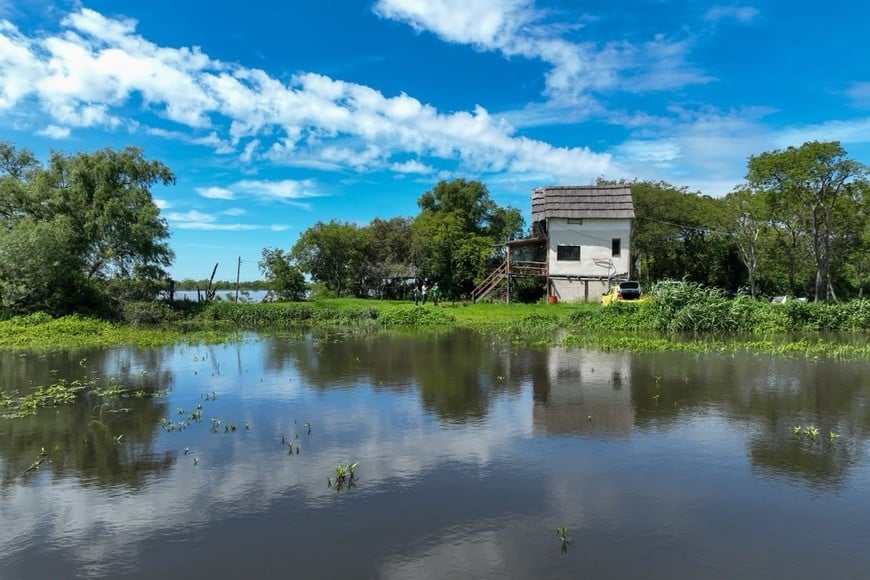 Esta vivienda todavía resiste, pero en breve le llegará el agua. Fernando Nicola.