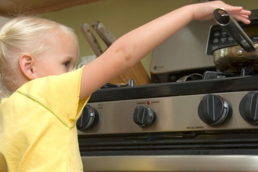 La prevención en el hogar es clave para reducir el riesgo de quemaduras en bebés y niños pequeños.