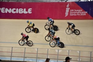 Ciclistas compitiendo en la Copa Santa Fe de Ciclismo de Pista 2026 en el Velódromo Invencible de Rafaela. Crédito: Tomás Bertero.