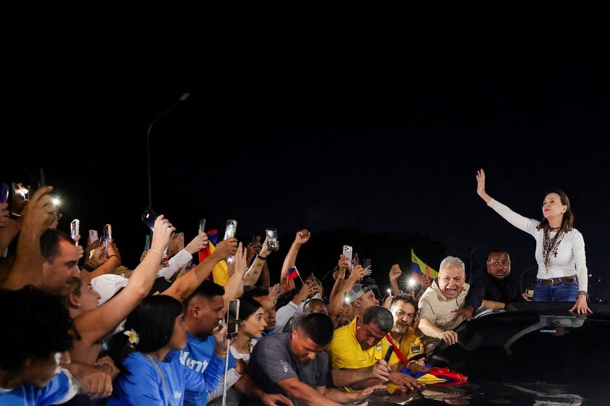 Venezuelan opposition leader Maria Corina Machado greets supporters after travelling from Barquisimeto, where she made her first public appearance following her return to the country after nearly a year abroad, in Caracas, Venezuela, October 25, 2026. REUTERS/Gaby Oraa