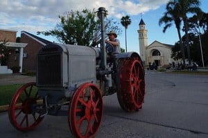Humboldt revivió la historia de la maquinaria agrícola con una puesta en marcha de tractores antiguos