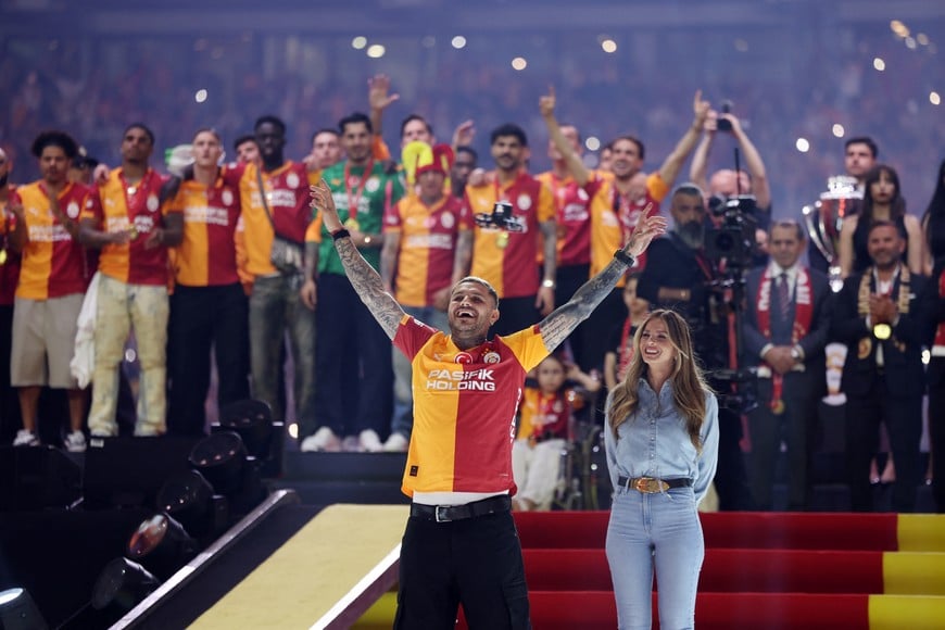 Soccer Football - Super Lig - Galatasaray Trophy Ceremony - Rams Park, Istanbul, Turkey - May 15, 2026
Galatasaray's Mauro Icardi and his girlfriend Maria Eugenia Suarez during the trophy ceremony REUTERS/Dilara Senkaya