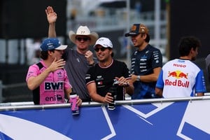Franco Colapinto, Sergio Pérez, que correrá ante su público en México juntos en la previa al GP de Estados Unidos en Mexico.